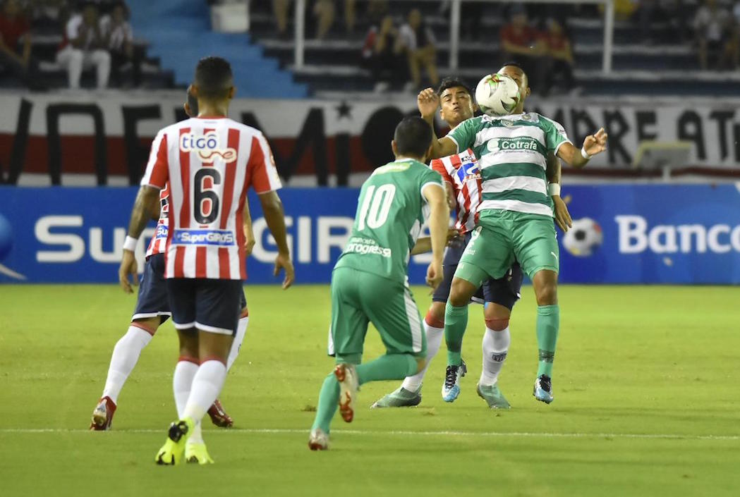 Teófilo Gutiérrez es controlado por la defensa visitante.