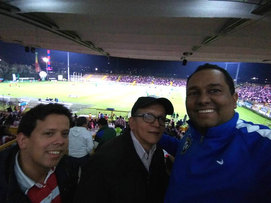Hinchas barranquilleros apoyando al Junior en Bogotá.  
