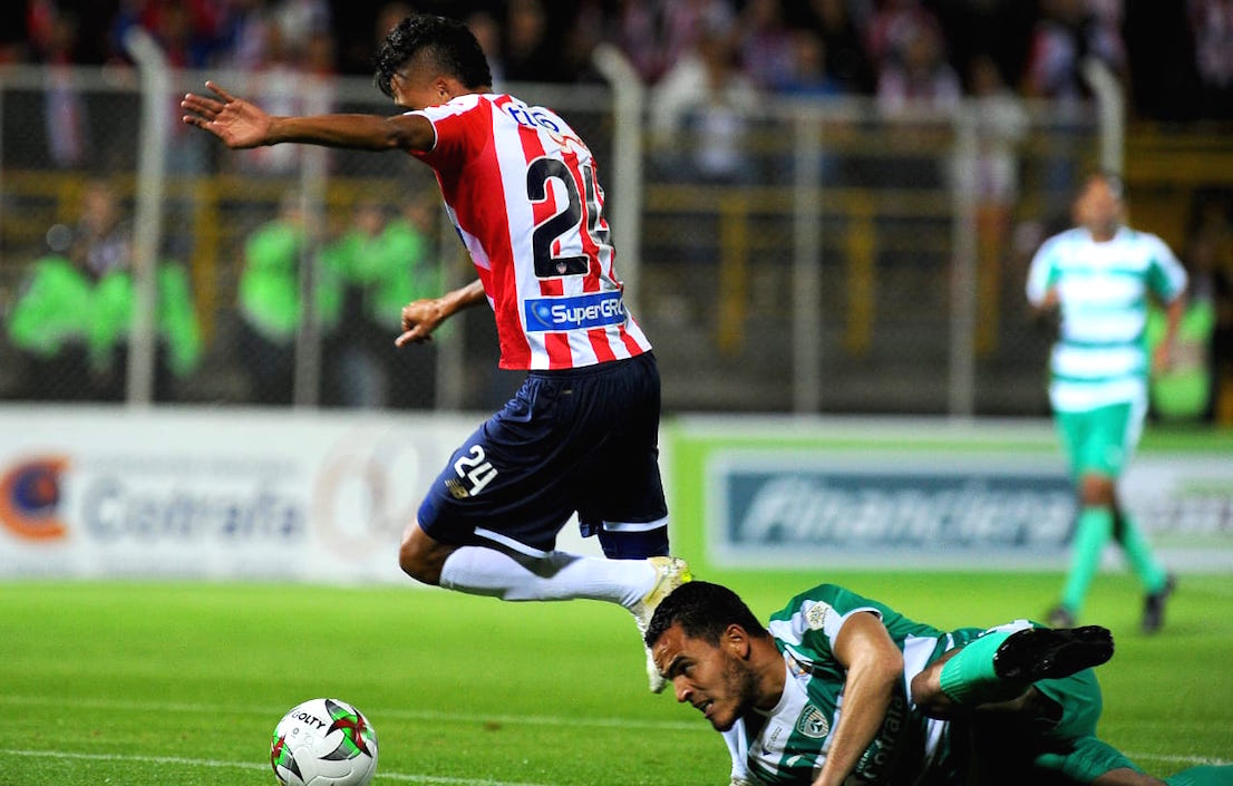 Víctor Cantillo superando la marca local.