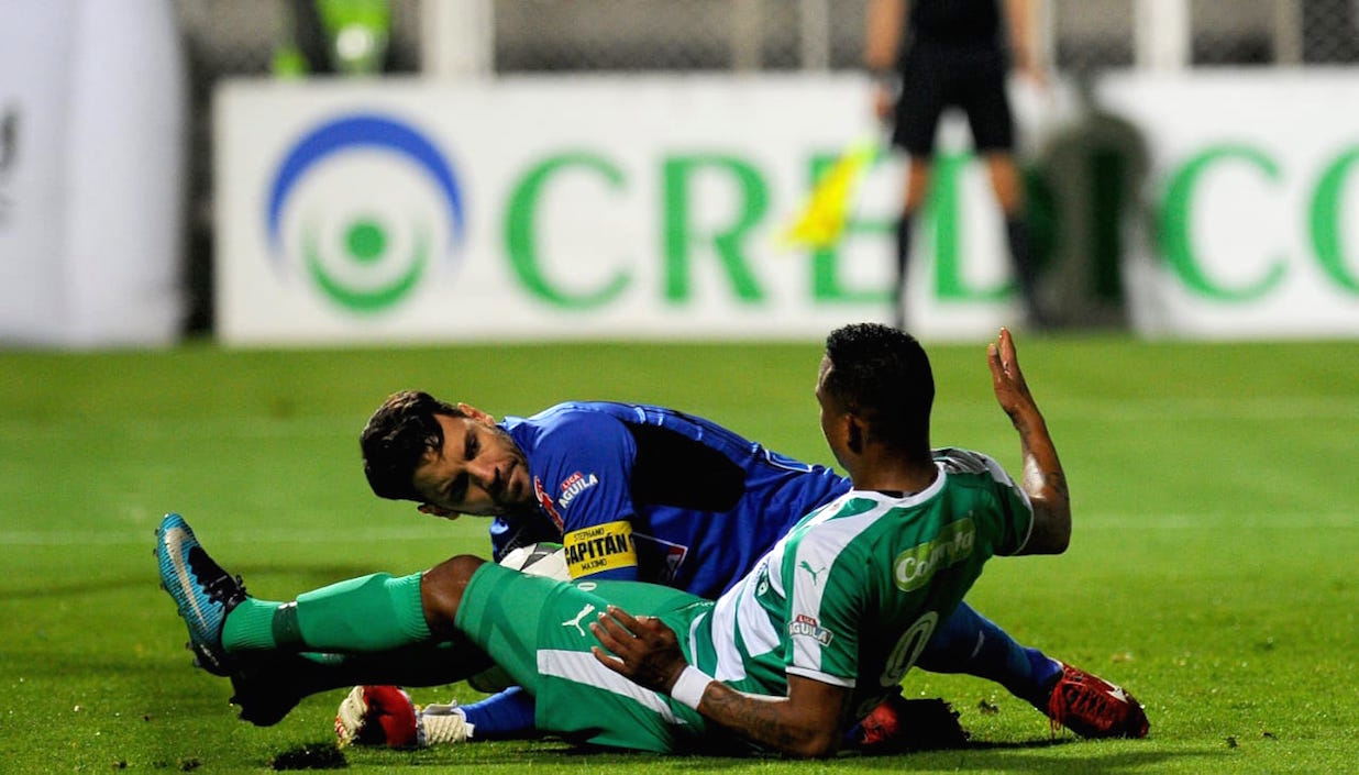 Sebastián Viera controlando una llegada del goleador Carlos Peralta.