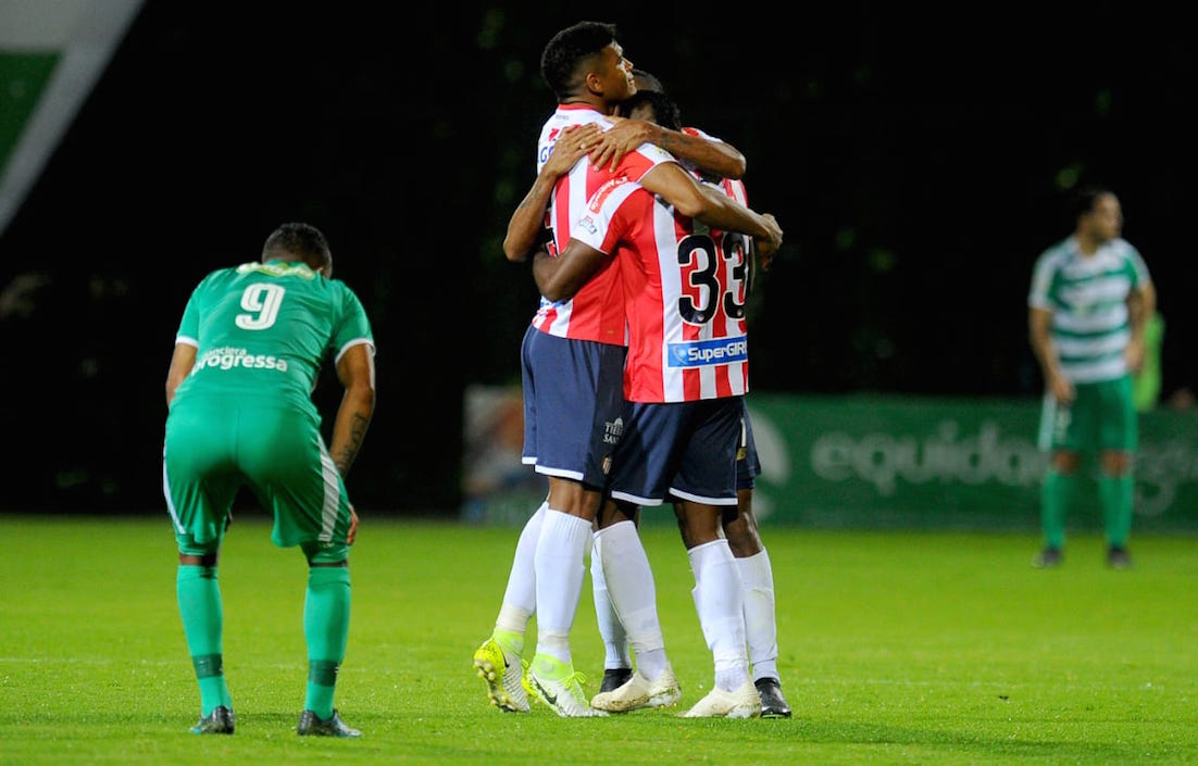 Rafael Pérez y Willer Ditta celebran ante el desconsuelo del goleador Carlos Peralta.