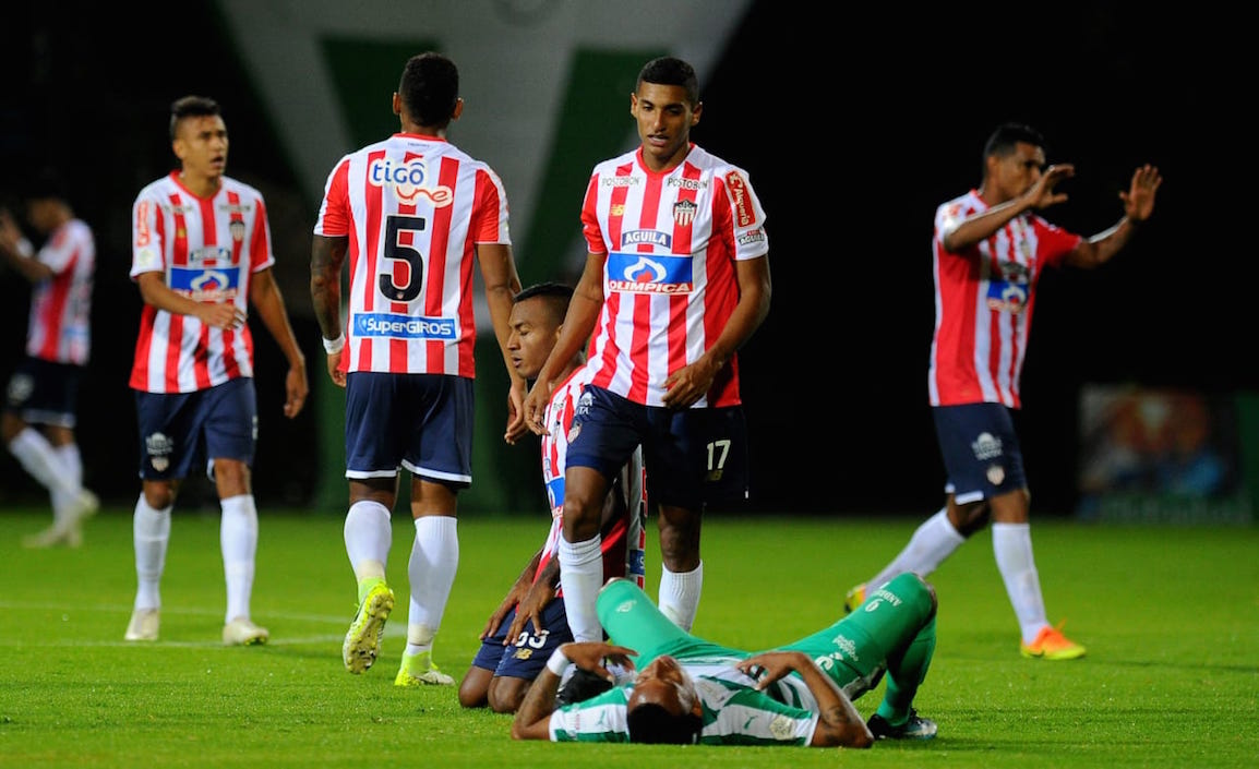 Carlos Peralta en el suelo mientras los junioristas celebran el paso a semifinales.