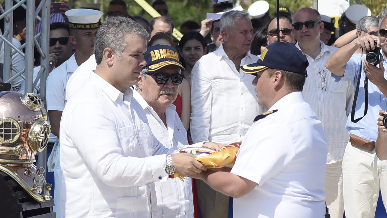 El Presidente Iván Duque entrega el pabellón nacional al comandante de la embarcación, Capitán de Navío Francisco Díaz.