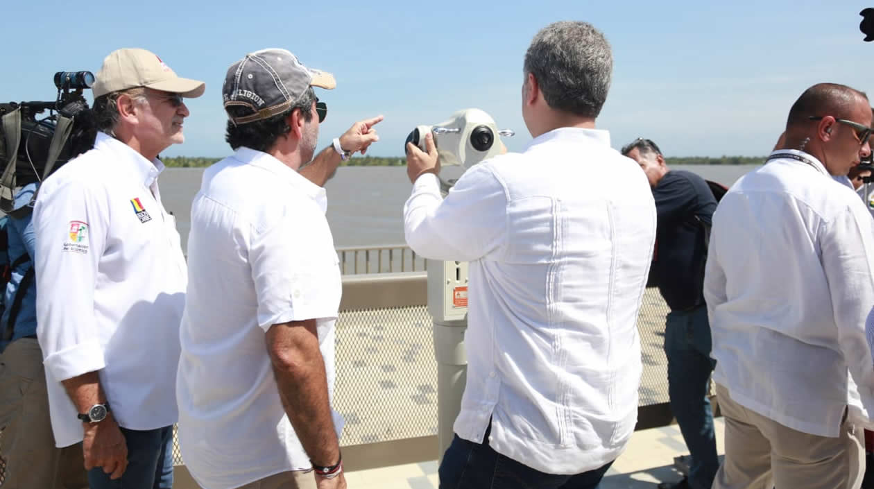Frente al Centro de Eventos de Barranquilla, el Presidente Duque en el Malecón del Río.