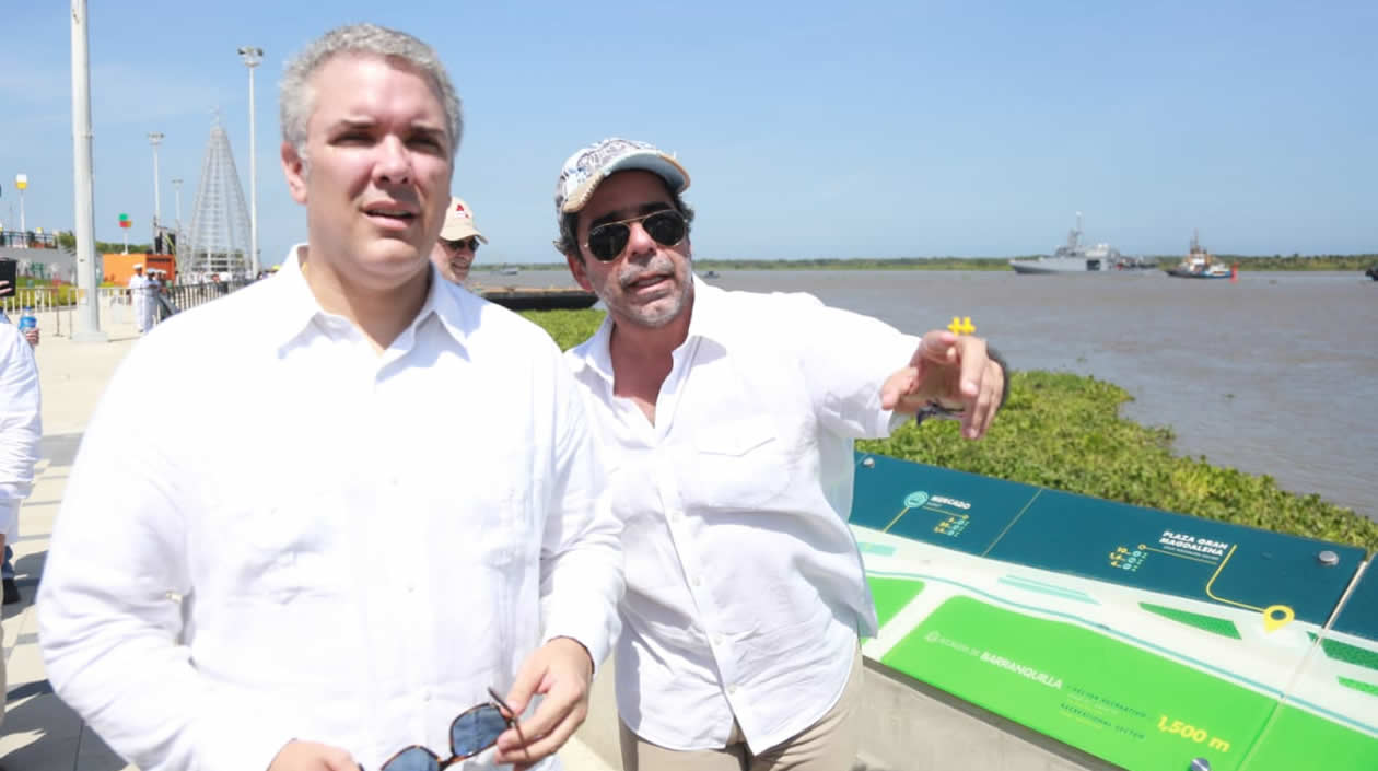 Después del zarpe del Buque ARC 20 de Julio a la Antártida, el Presidente y el Alcalde recorren el Malecón del Río.