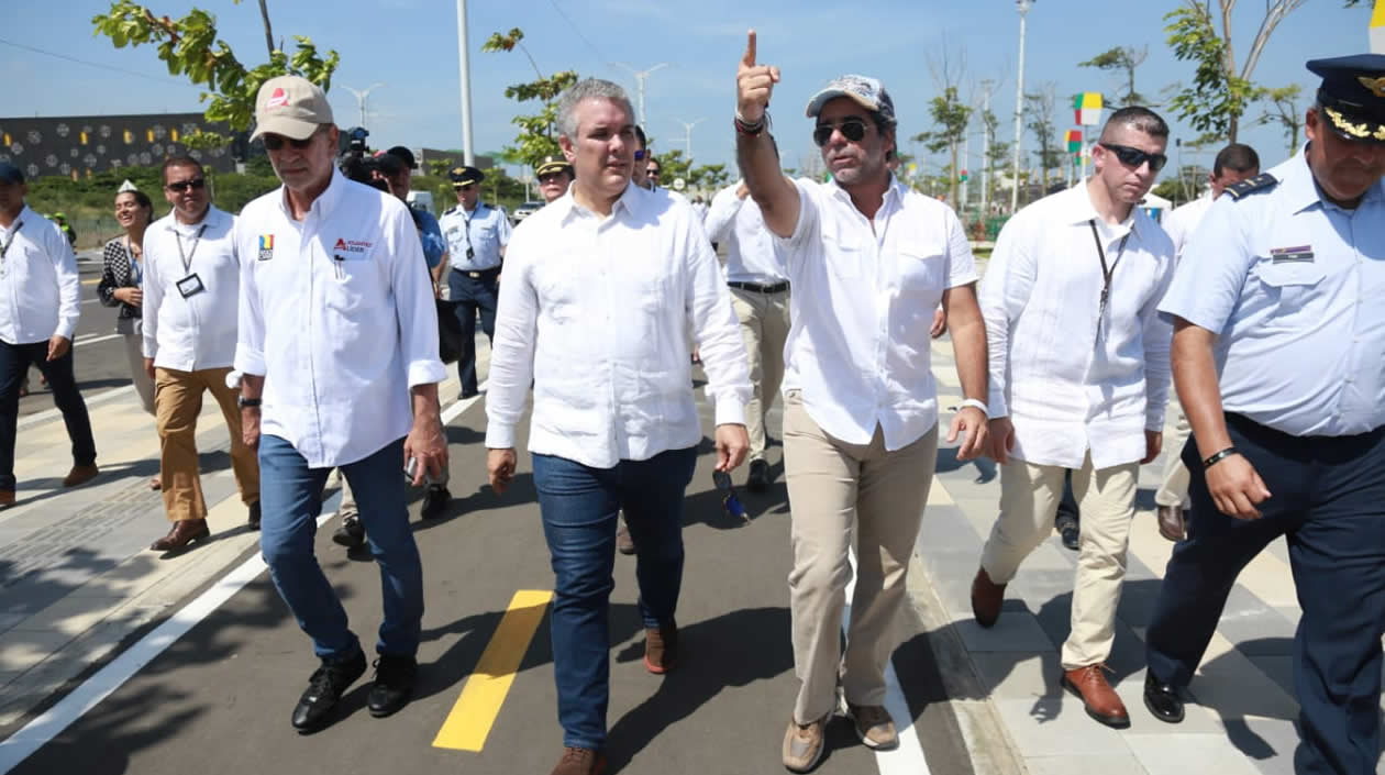 El Alcalde Alejandro Char explica al Presidente Duque explica cómo se logró recuperar el acceso al Río Magdalena.