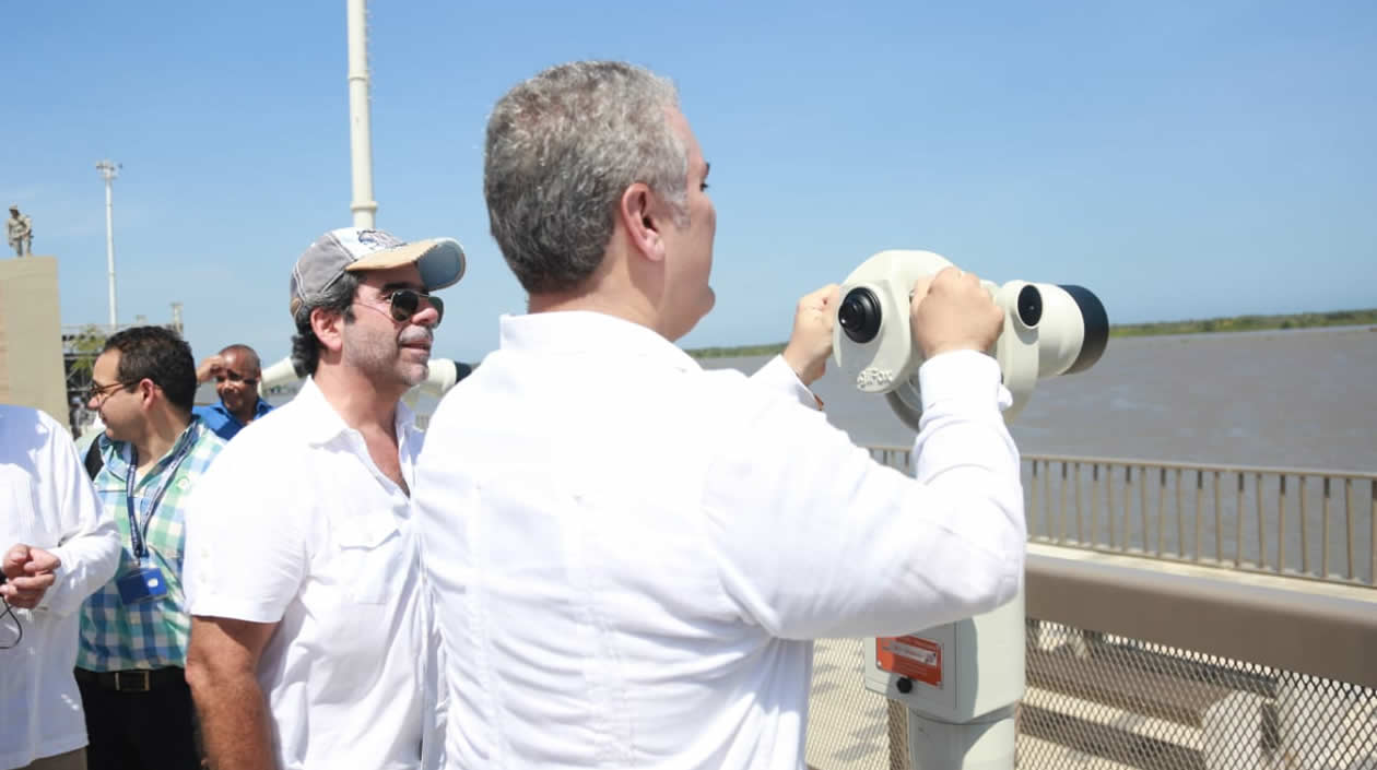 El Presidente Duque observa al otro lado del Río, hacia el departamento del Magdalena.