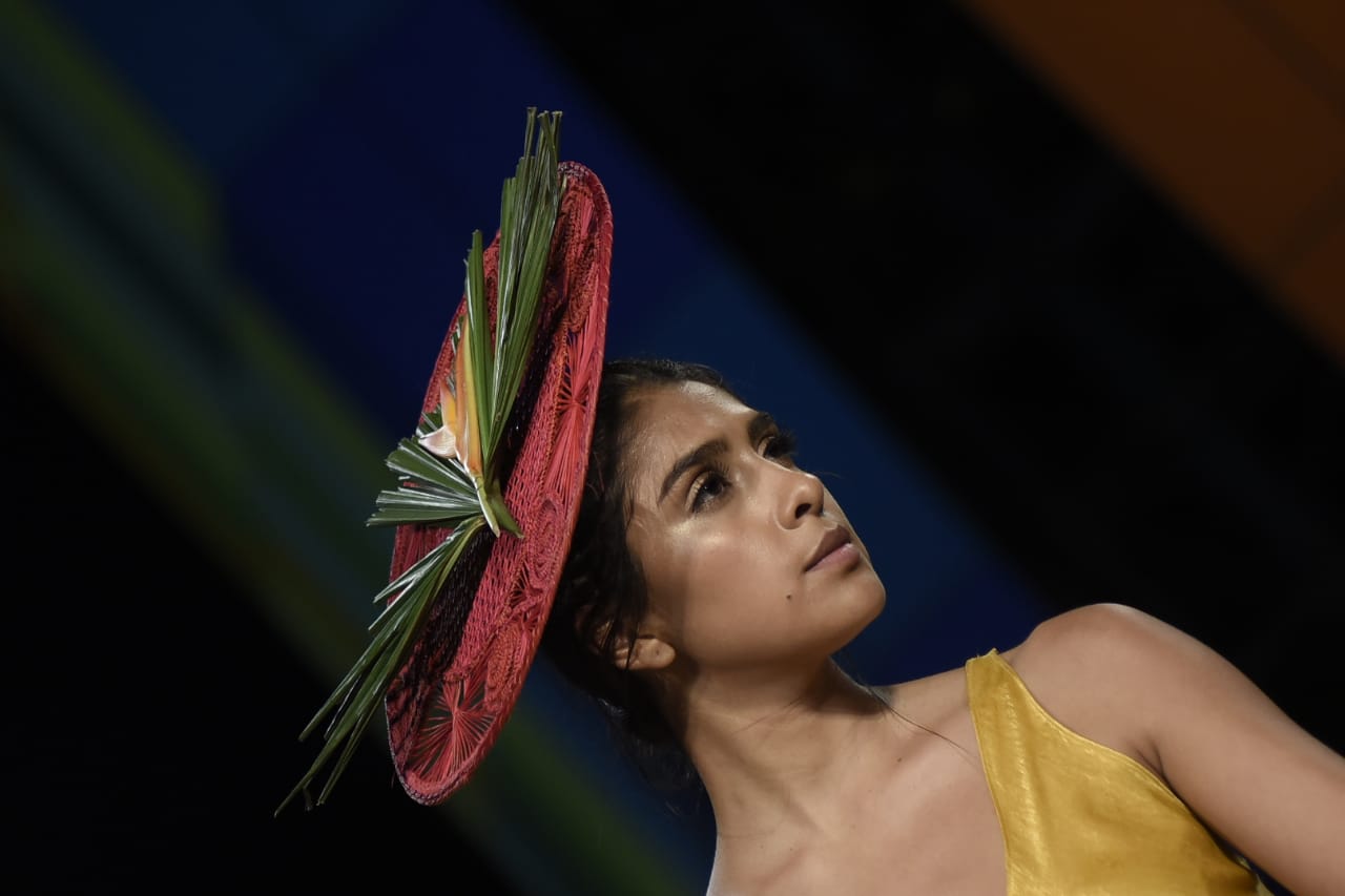 Sombrero artesanal presentado en pasarela.