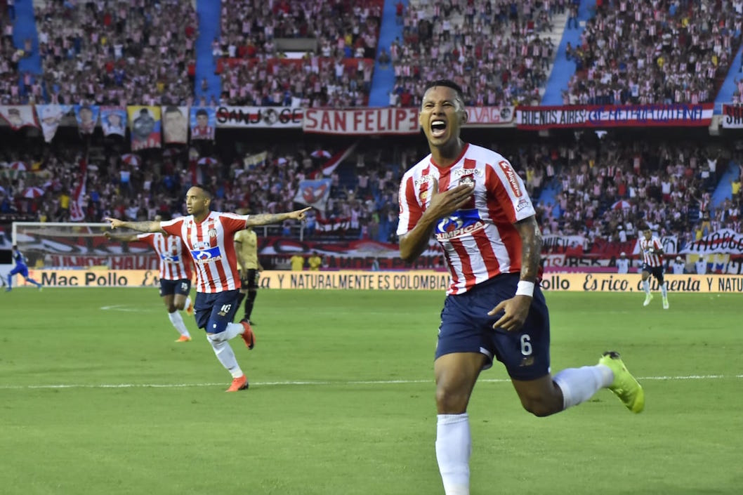 James Sánchez celebrando la apertura del marcador.