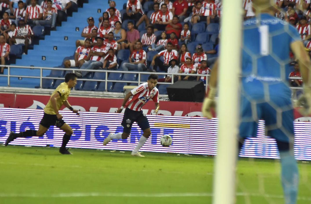 Luis Díaz desbordando por el costado izquierdo.