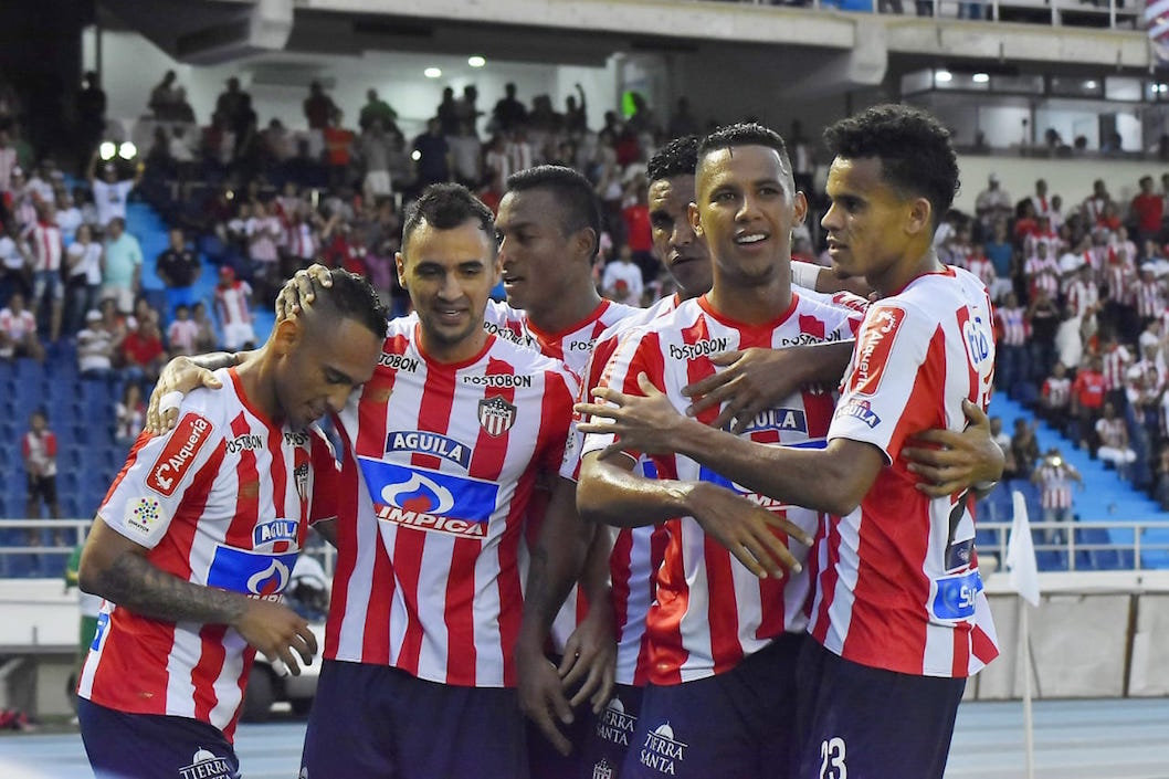 Celebración juniorista del gol de James Sánchez.