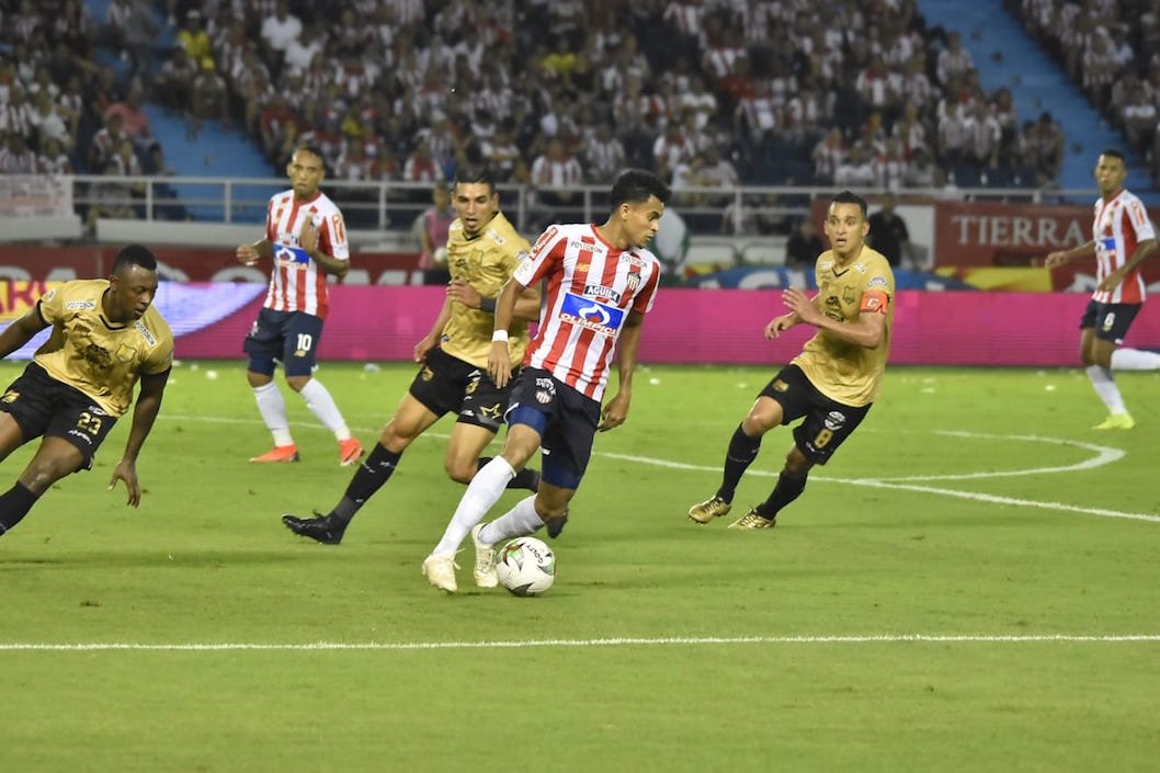 Luis Díaz protege el balón ante la marca de Hanyer Mosquera y Camilo Ayala.