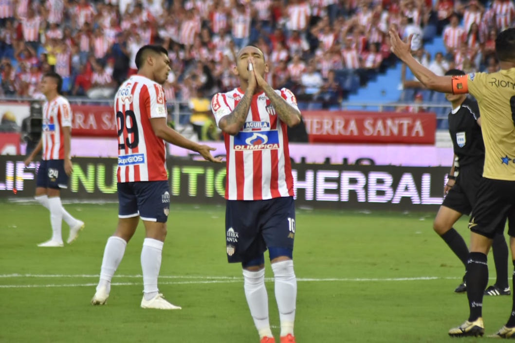 Jarlan Barrera se lamenta de un remate desviado.