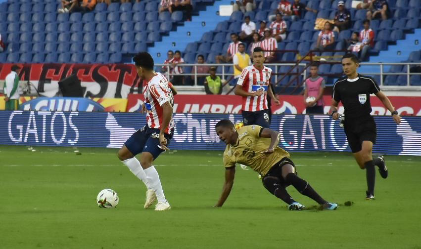 Luis Díaz eludiendo marcas.