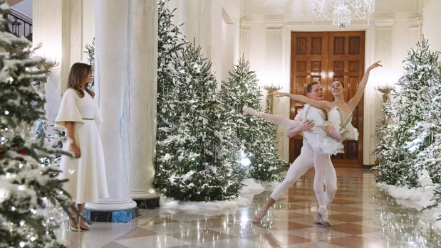 Muestra de ballet durante la presentación de la decoración navideña.