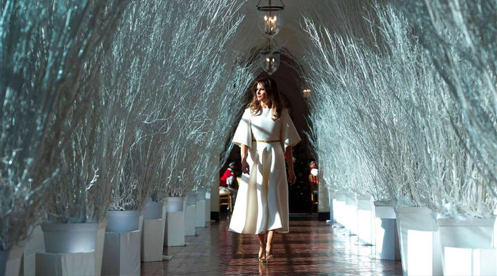 Más de cuarenta abetos navideños decoran la Casa Blanca.