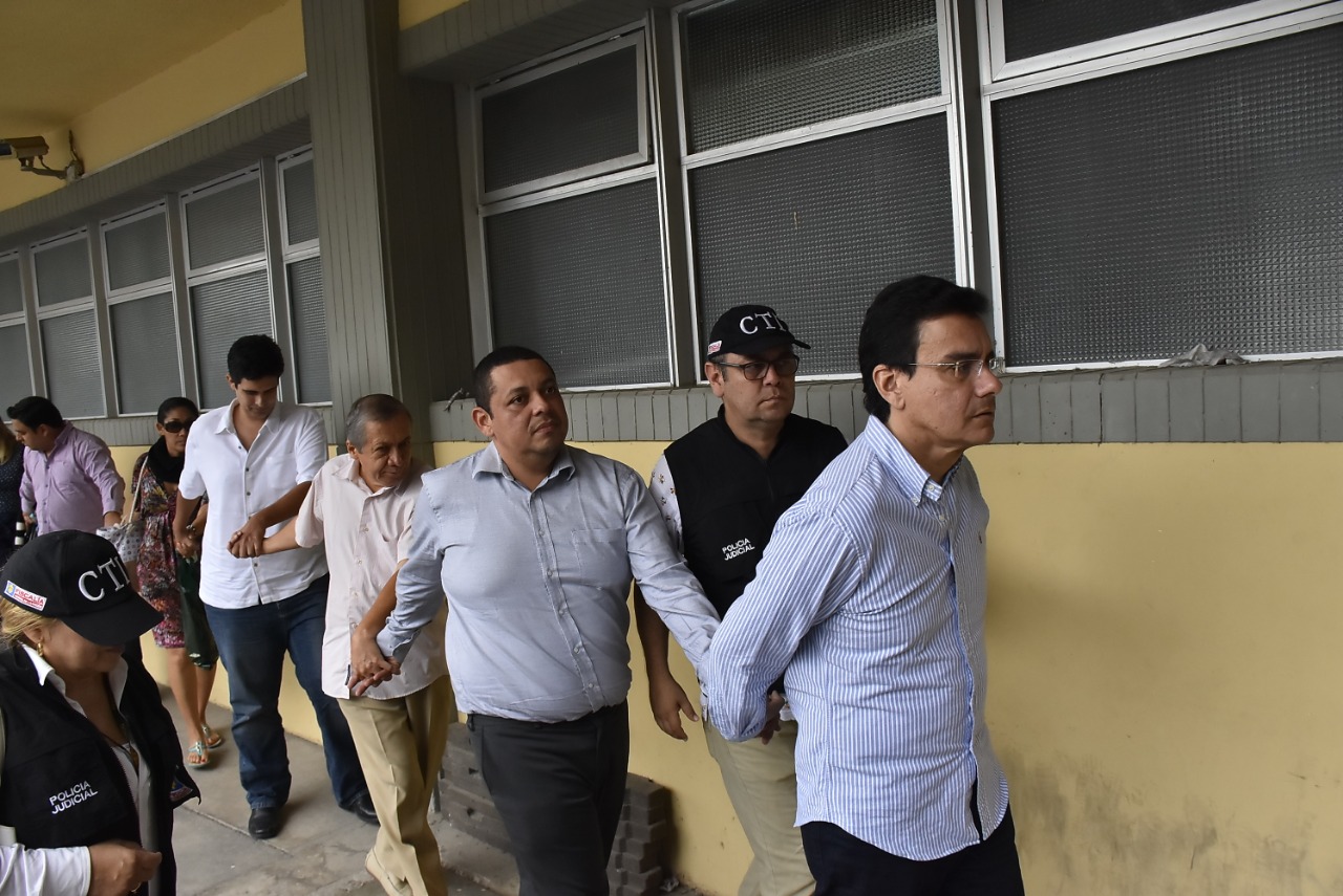 En fila y agarrados de la mano los 10 capturados por defraudación a la Uniautónoma.