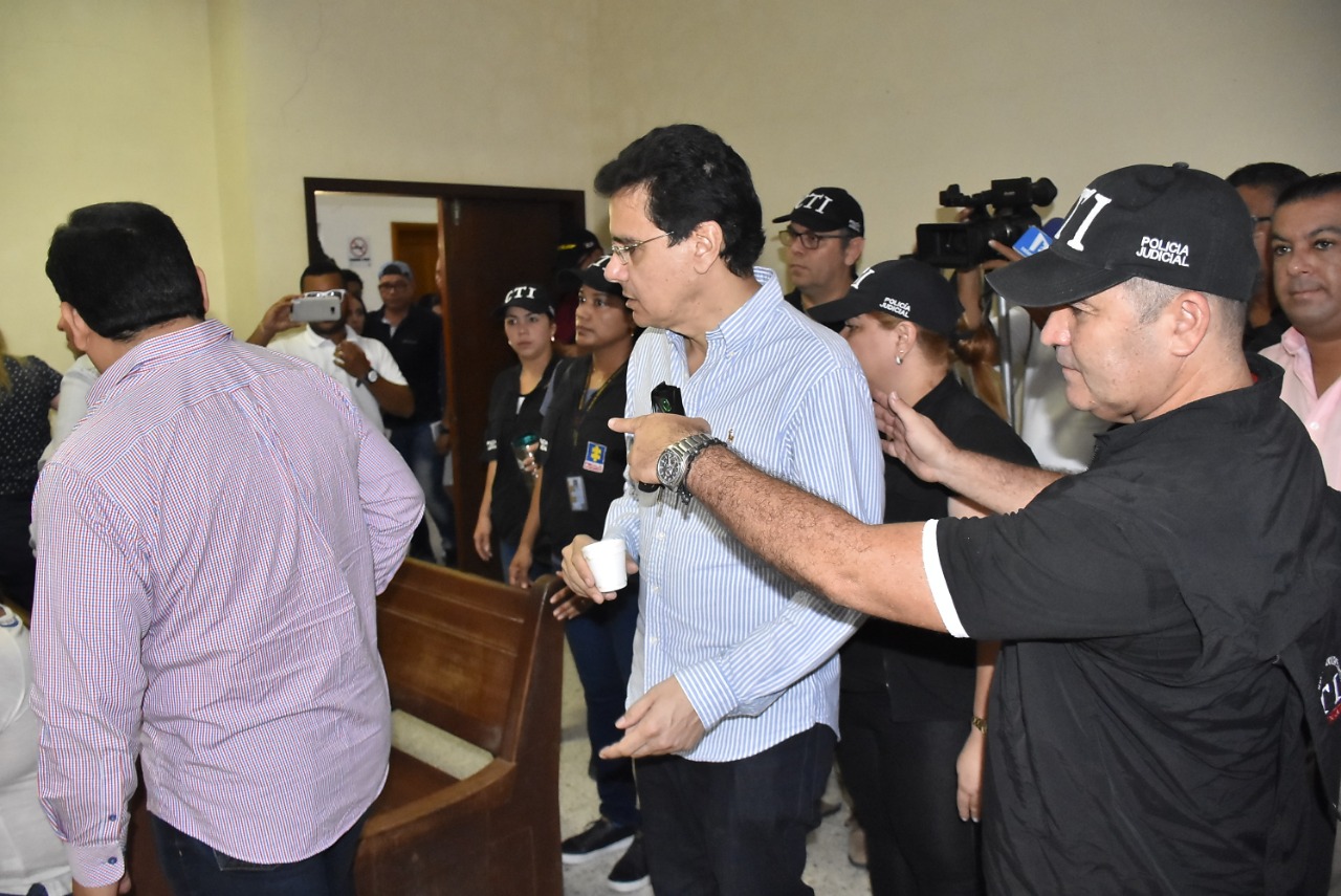 Personal del CTI custodian a Ramsés Vargas.