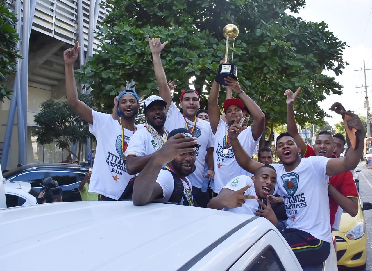 Felices de conseguir el título del baloncesto profesional. Así estuvieron durante el recorrido los jugadores.