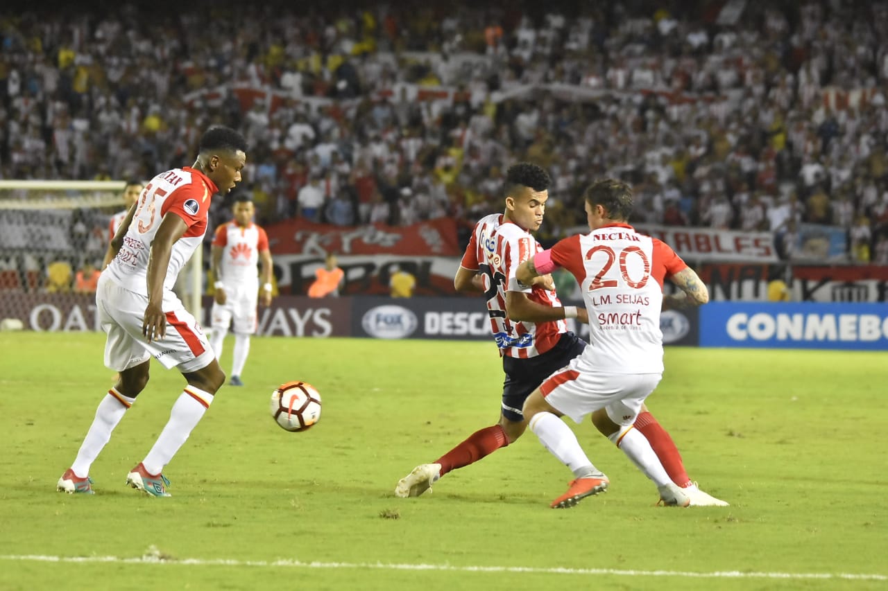 Luis Díaz disputando el balón con Seijas. 
