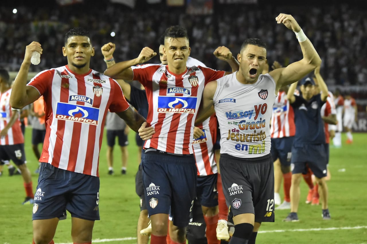 Rafael Pérez, Víctor Cantillo y José Luis Chunga celebrando la clasificación.