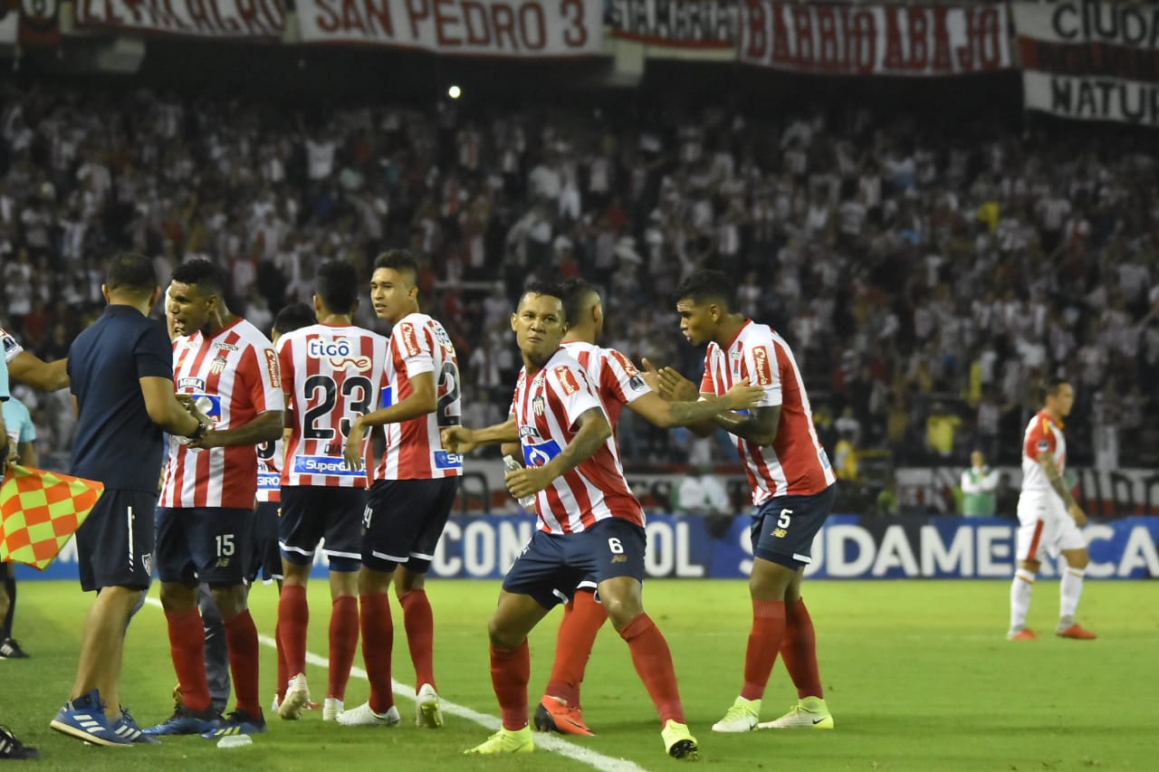 Los jugadores celebrando el gol del triunfo. 