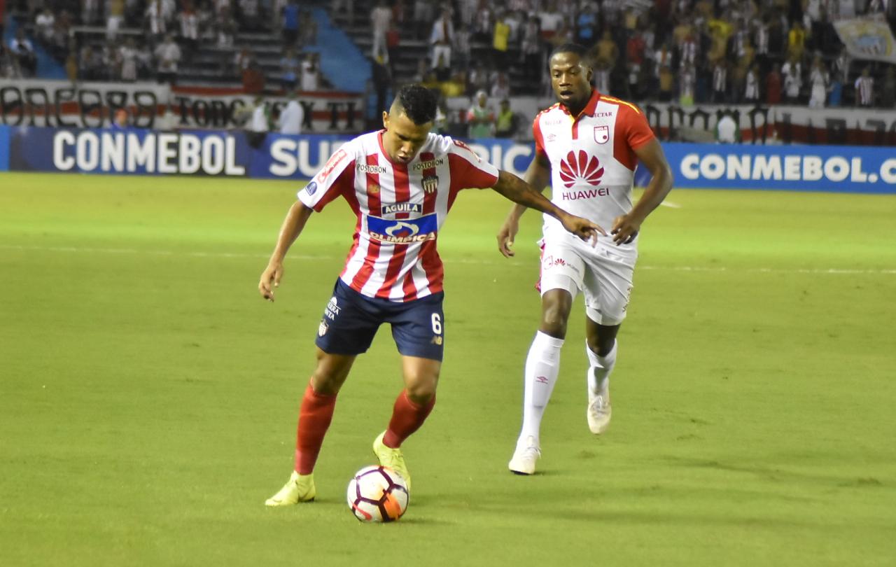 James Sánchez sacando un disparo de larga distancia.