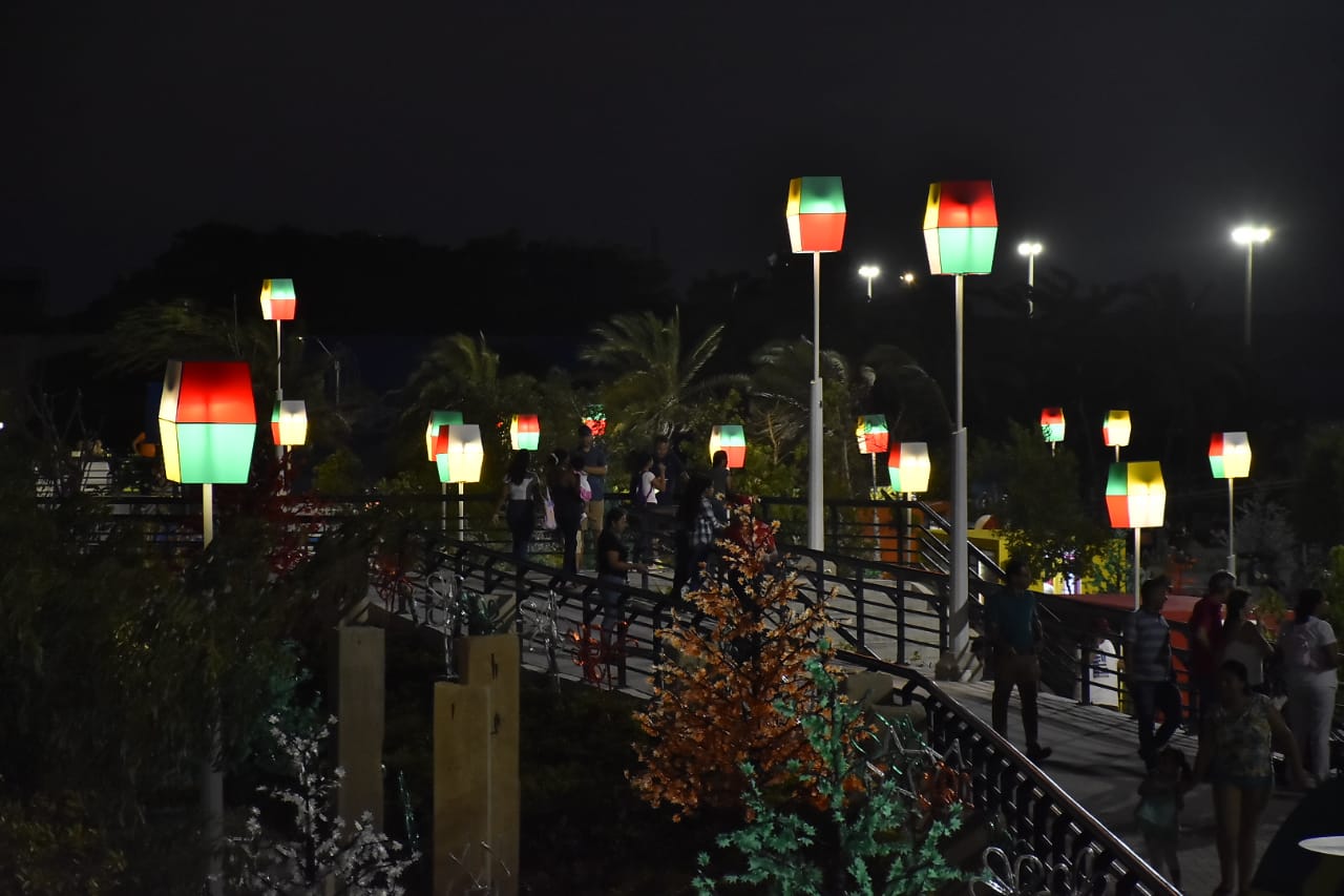 Un sendero peatonal con mucha luz en la navidad barranquillera.
