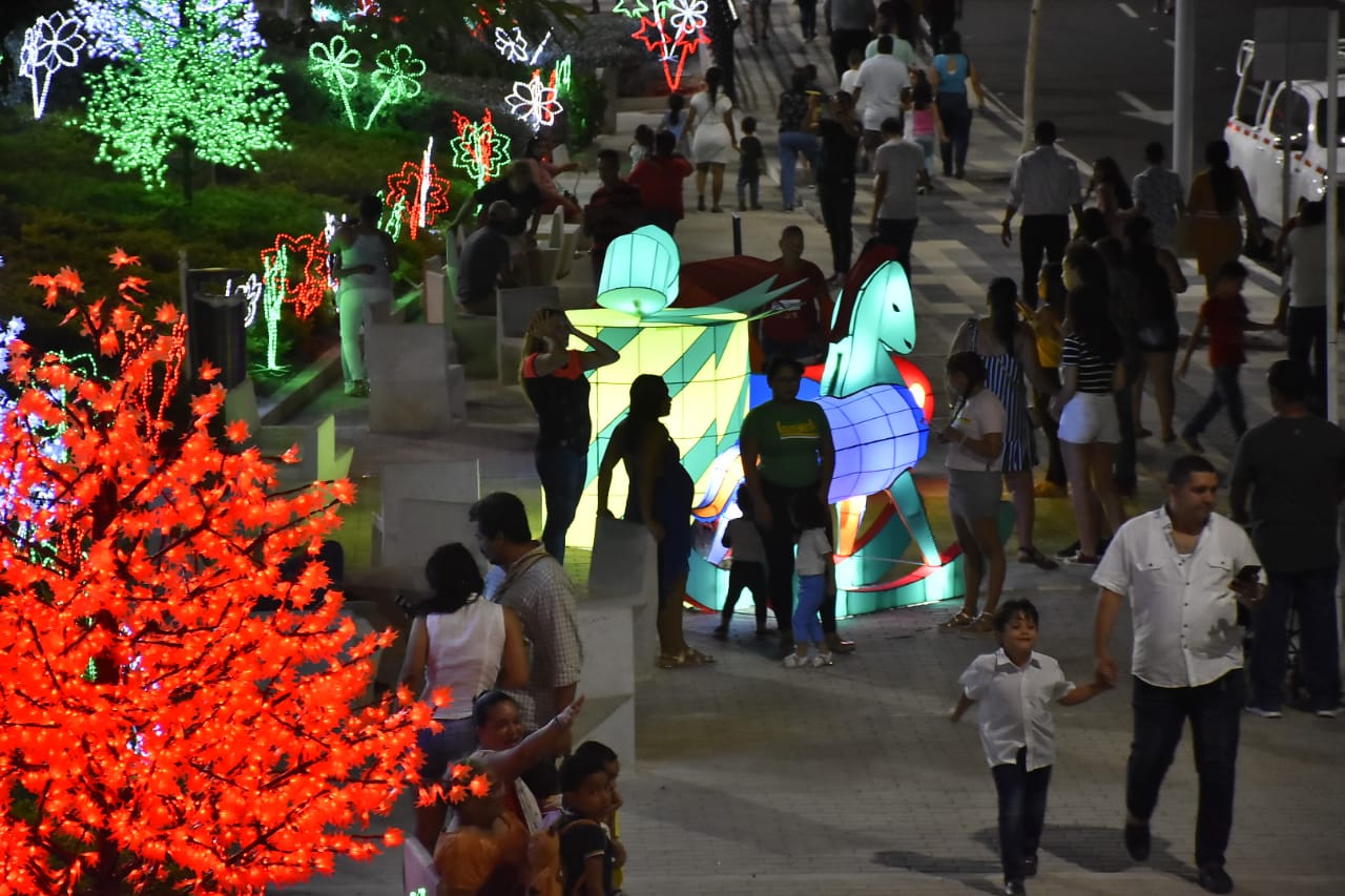 Una primera noche navideña concurrida en el Malecón del Río.