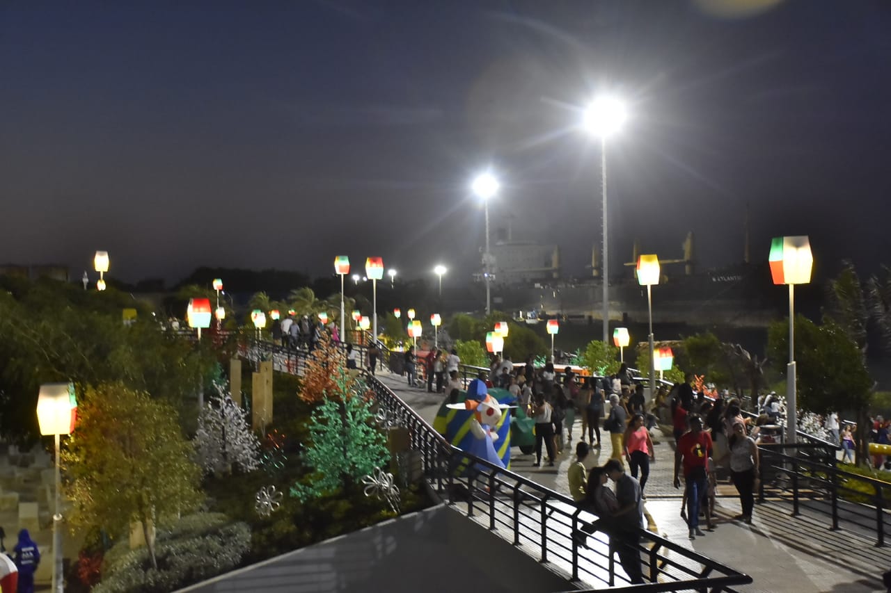 Mucho público por la expectativa por ver las luces navideñas.