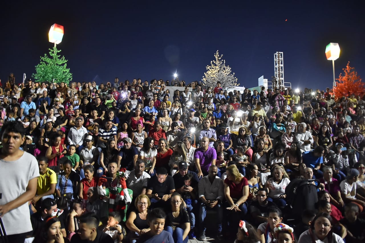 Una multitud ansiosa esperó el encendido de las luces navideñas.
