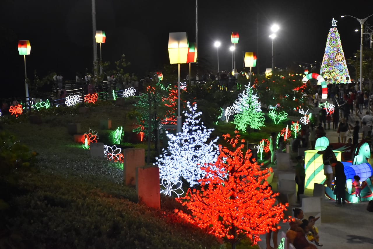Figuras navideñas iluminan el Malecón del Río.