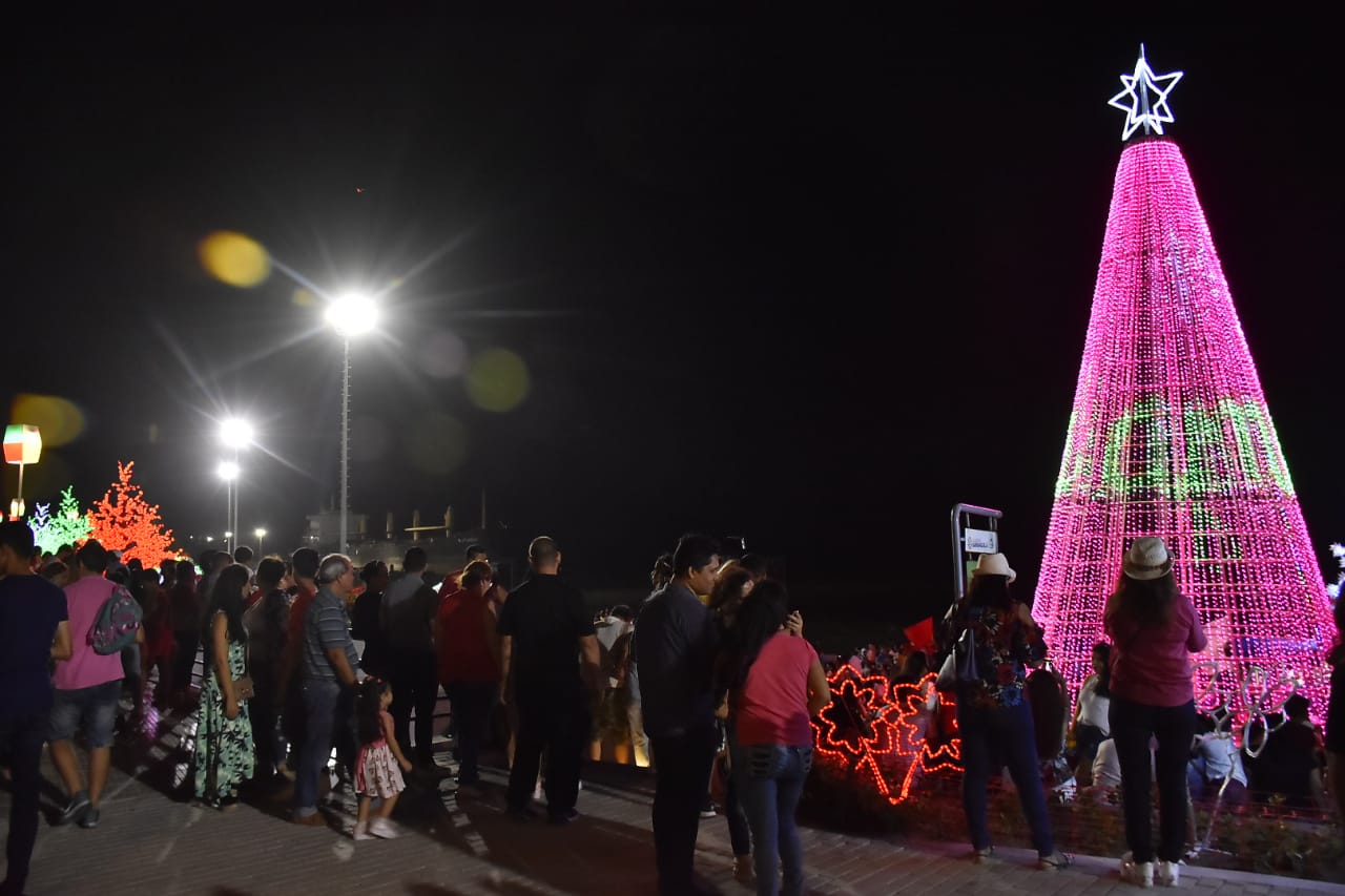 Mucho color en las luces navideñas.