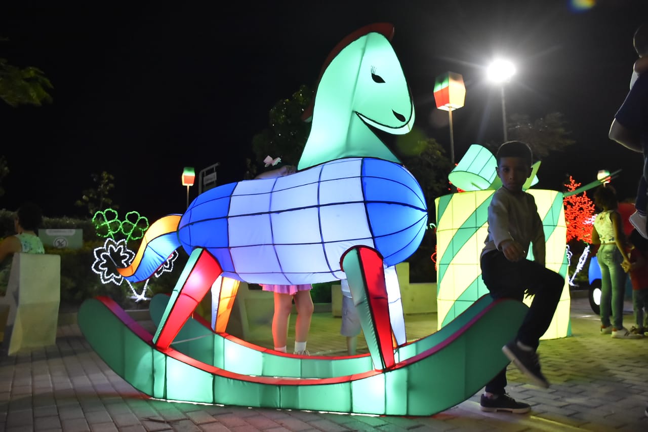 Los niños son los más felices por el iluminado navideño.