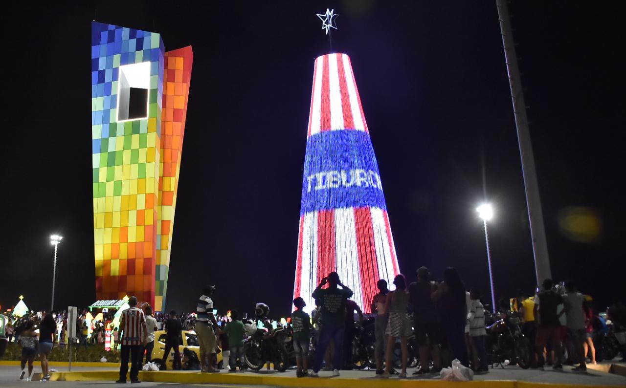 Así luce el árbol de Navidad más grande de Colombia.
