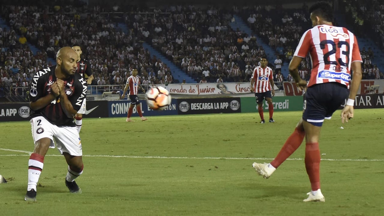 Luis Díaz remata al arco de Santos frente a la marca de Jonathan.