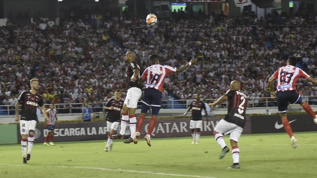 Yony González disputando el balón en juego aéreo.