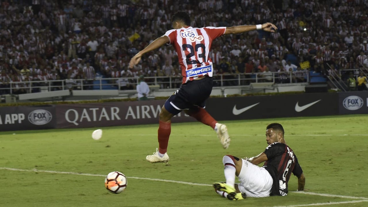 Luis Díaz elude la marca de Renan Lodi.