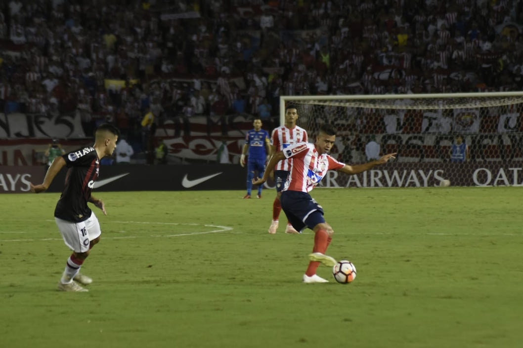 Víctor Cantillo domina el balón ante la marca de Bruno Guimaraes.