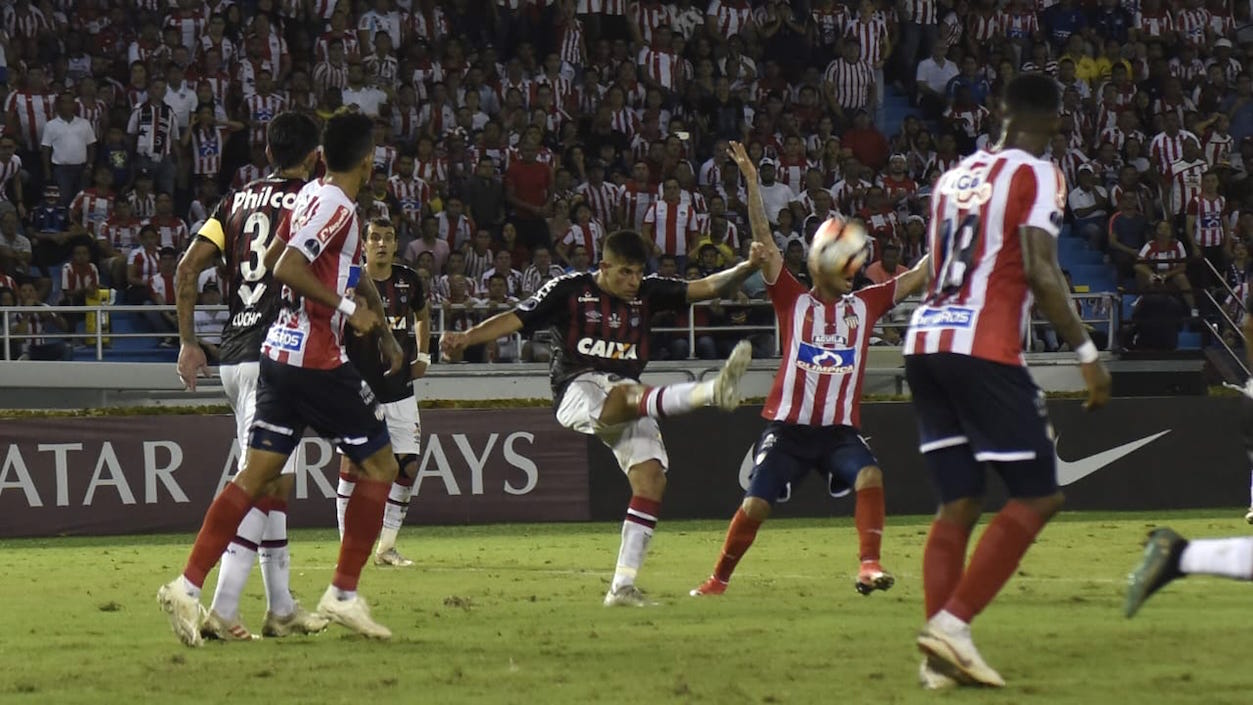 Jugada en el área chica visitante que los rojiblancos reclamaron mano para tiro penal.