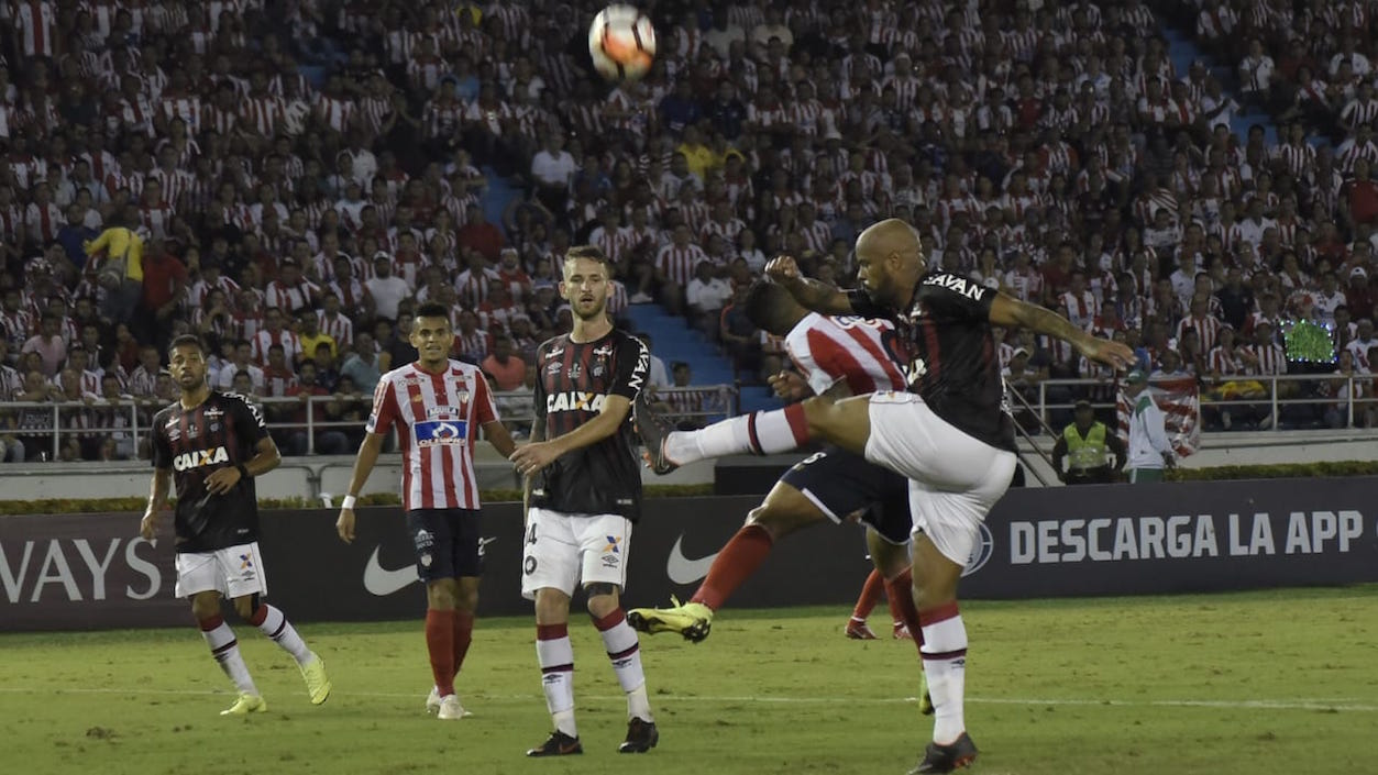 Jonathan rehaza el balón ante la llegada de Yony González.