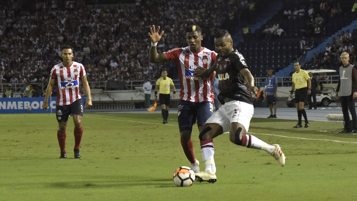 Yony González es neutralizado por la defensa brasilera.