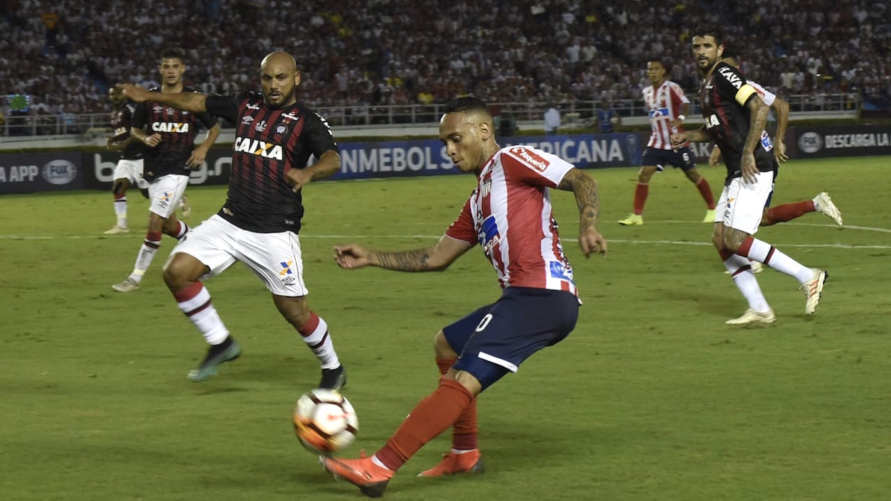 Jarlan Barrera ensayando un centro al área chica.