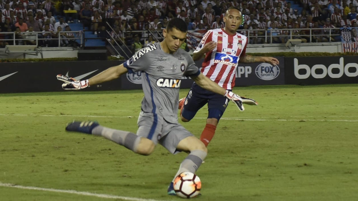 El arquero Santos despejando una llegada de Jarlan Barrera.