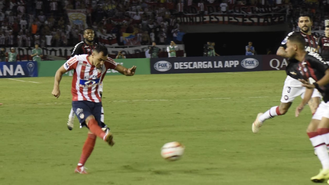 Marlon Piedrahita rematando al arco de Santos.
