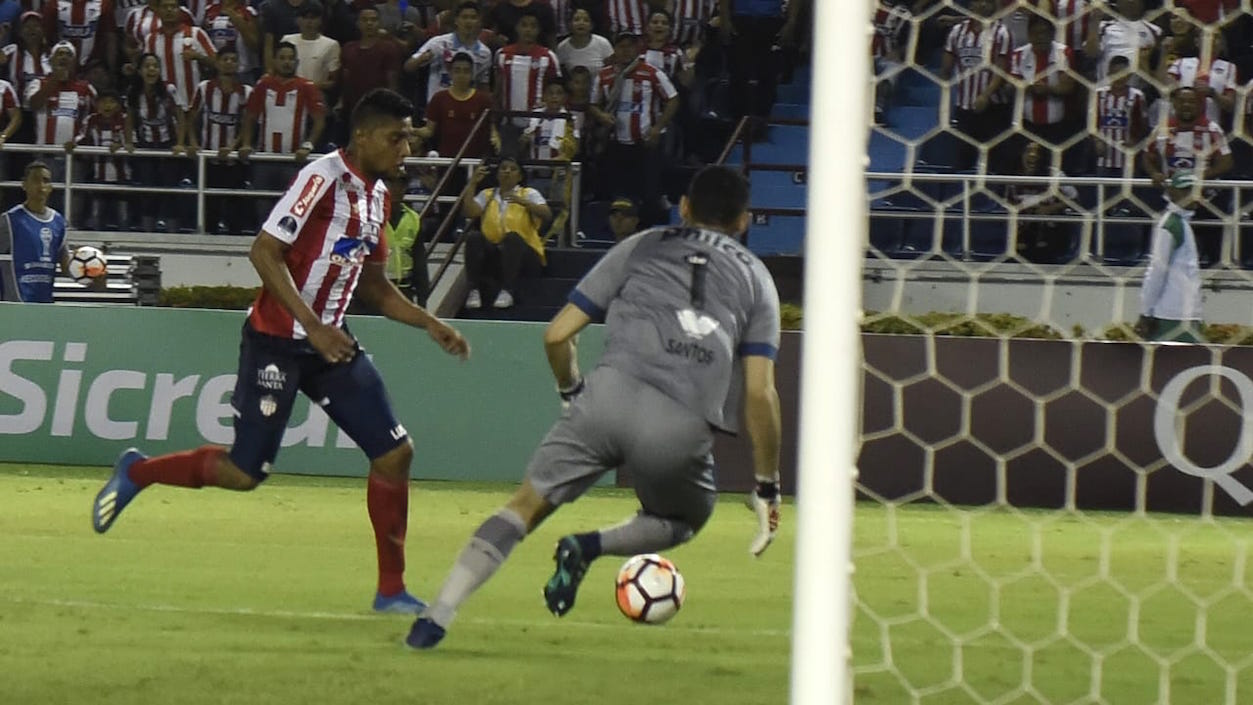 Luis Carlos Ruiz enfrentando al arquero Santos.