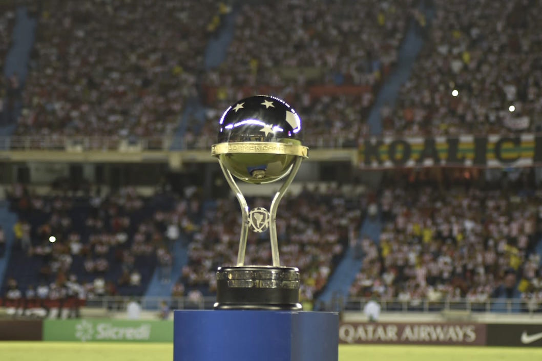 La Copa Conmebol Sudamericana exhibida en el estadio Metropolitano.