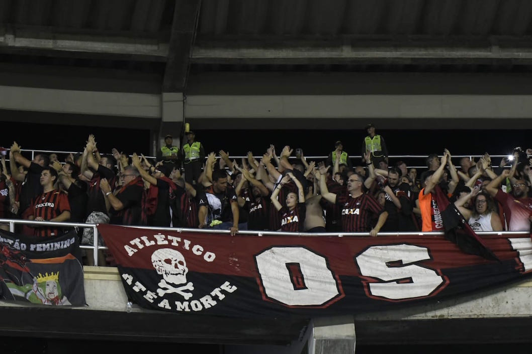 Aficionados de Atlético Paranaense se desplazaron desde Brasil para animar a su equipo en Barranquilla.