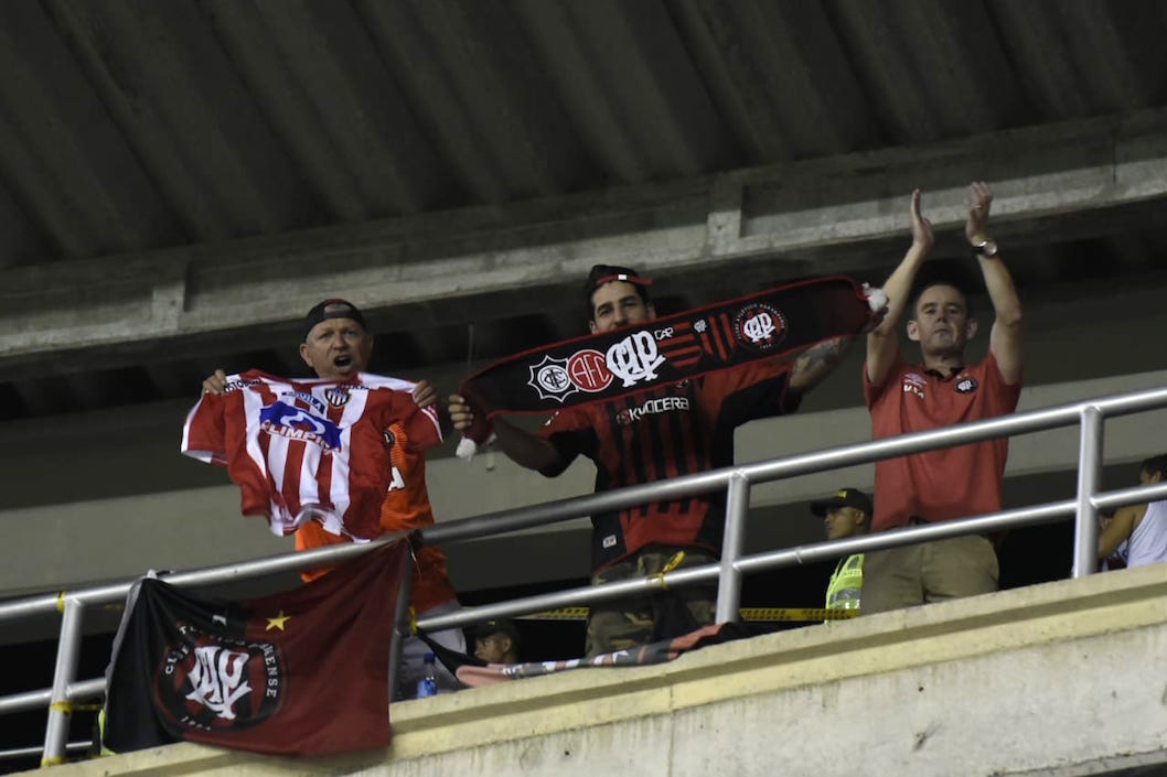 Hinchas de ambos equipos compartiendo la tribuna en el Metropolitano.
