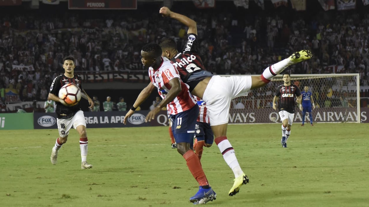 Renan Lodi despeja ante una llegada de Daniel Moreno.